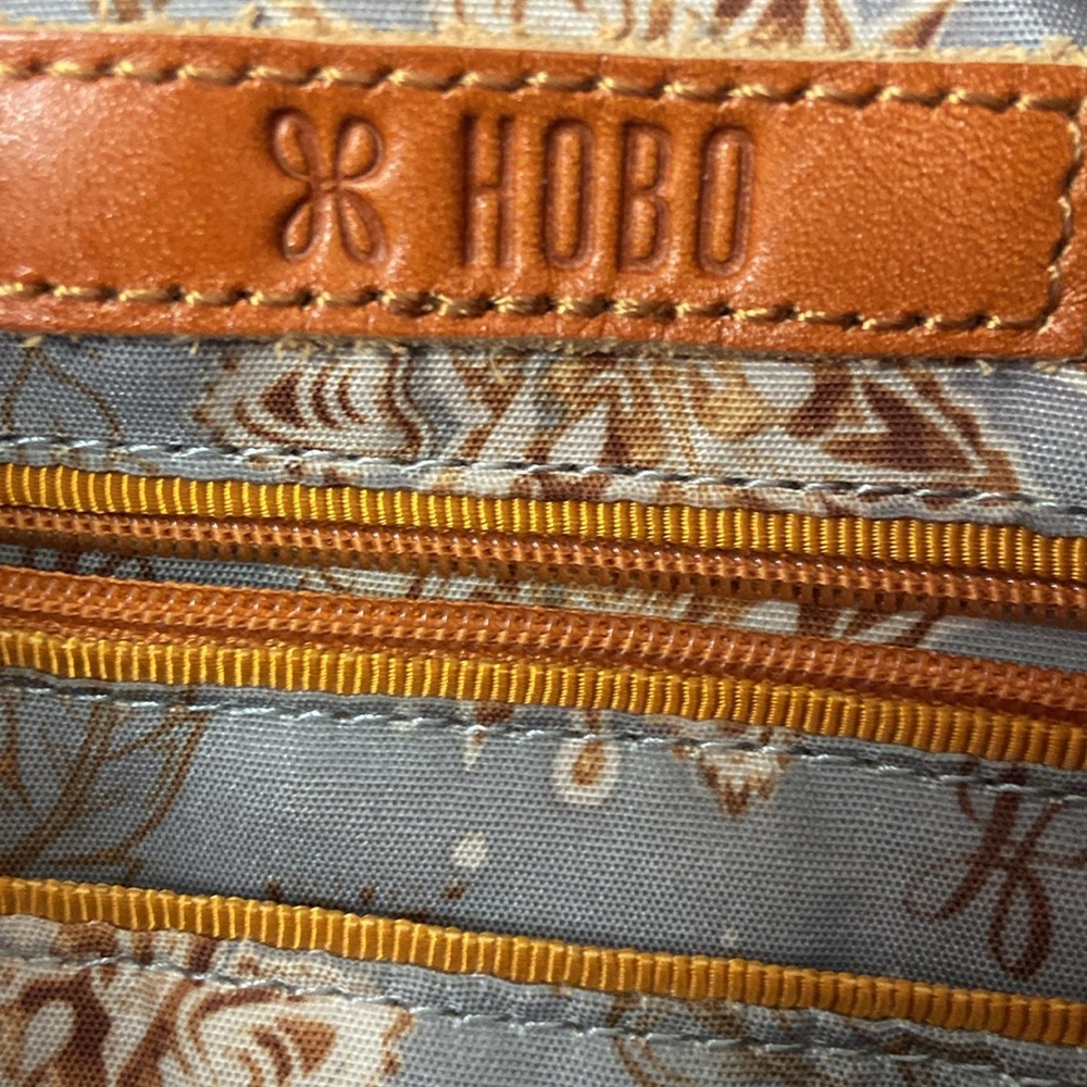 HOBO Beige Leather Tote with Brown Straps - Picture 3 of 12